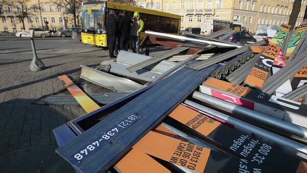 Автобус сбил рекламный щит и врезался в дерево в Петербурге