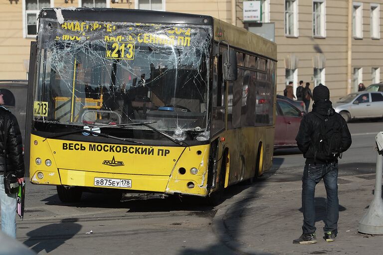 Автобус сбил рекламный щит и врезался в дерево в Петербурге