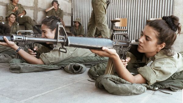 Девушки учатся стрелять во время прохождения обязательной военной службы в армии Израиля. Архивное фото