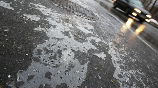 Лед на дороге на Зеленодольской улице в Москве