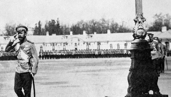 Император Николай II принимает парад