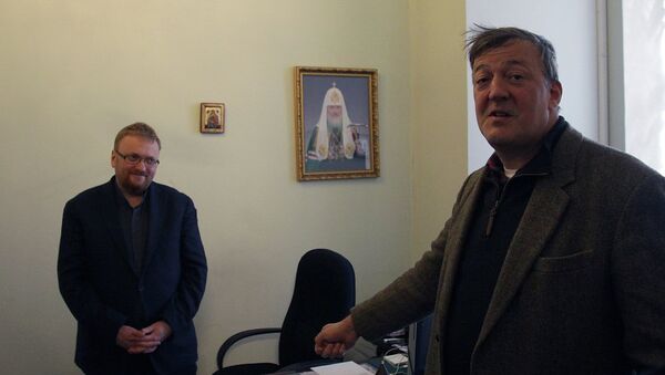 Встреча актера Стивена Фрая и депутата Виталия Милонова в петербургском Законодательном собрании