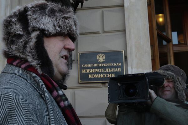 Британский актер Стивен Фрай у входа в Мариинский дворец перед встречей с депутатом Виталием Милоновым