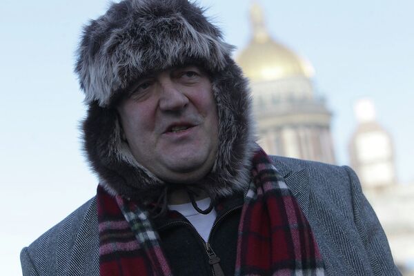 Британский актер Стивен Фрай на Исаакиевской площади, где расположен ЗакС, перед встречей с депутатом Виталием Милоновым