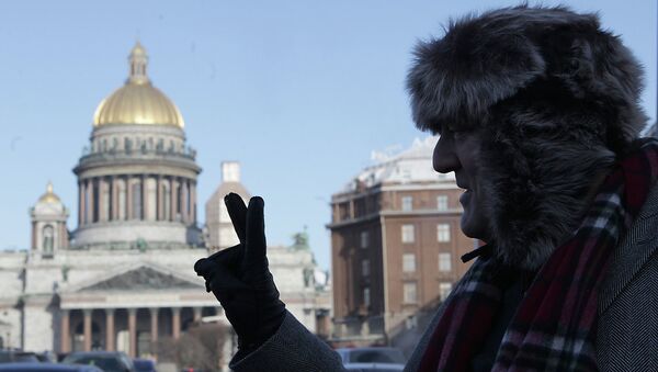 Британский актер Стивен Фрай на Исаакиевской площади, где расположен ЗакС, перед встречей с депутатом Виталием Милоновым