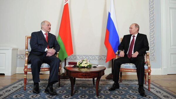 Президент РФ Владимир Путин (справа) и президент Республики Белоруссия Александр Лукашенко