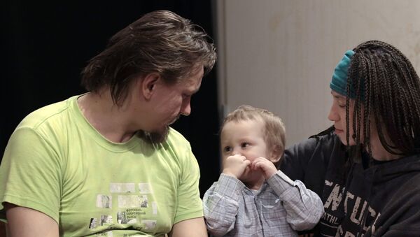 Активист группы Война Олег Воротников с женой Натальей Сокол и сыном Каспером. Архив