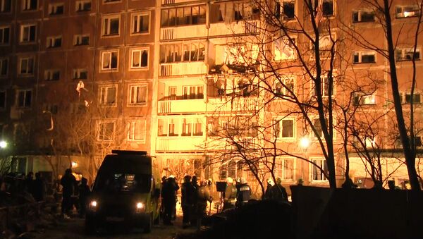 Спасатели выкидывали обломки с балкона дома в Петербурге после взрыва газа