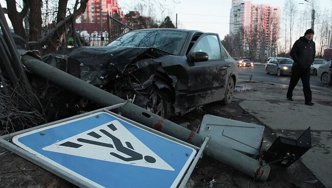 ДТП. Автомобиль сбил двух пешеходов на тротуаре