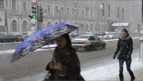 Первоапрельский снегопад загнал петербуржцев под зонты