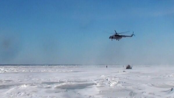 Сотрудники МЧС на тренировке спасали рыбаков с помощью вертолета и катеров