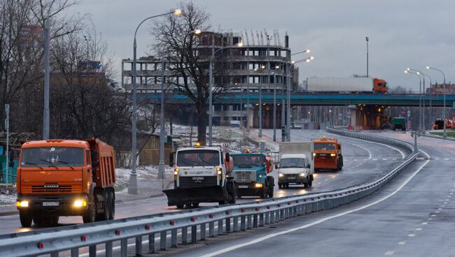 Автомобили на трассе-дублере Дмитровского шоссе