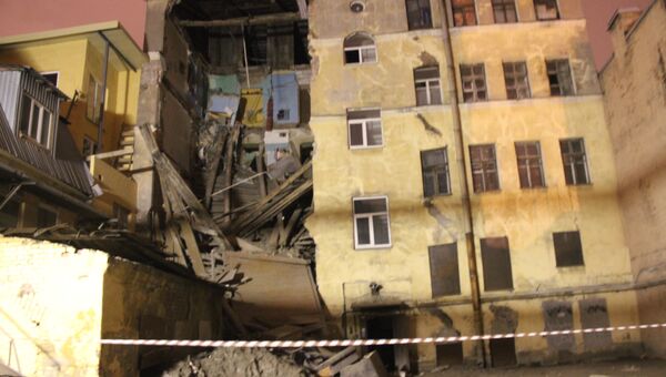 Перекрытия в расселенном доме обрушились в Петербурге