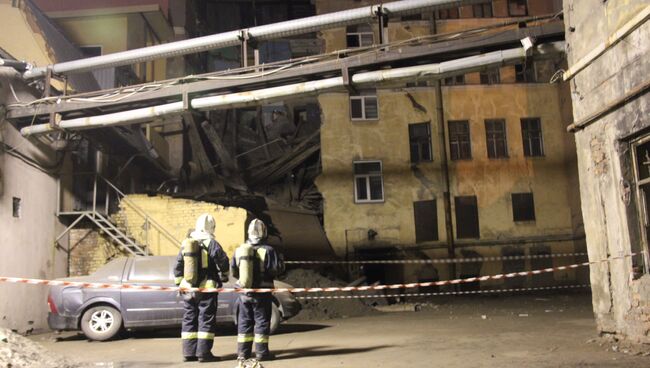 Перекрытия в расселенном доме обрушились в Петербурге