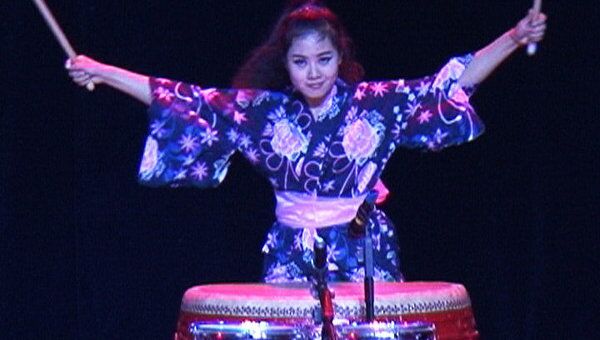 Китайские барабанщицы устроили в Москве шоу с элементами кунгфу