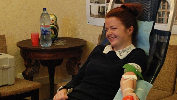Актриса РАМТа Анна Ковалева сдает кровь в первый раз