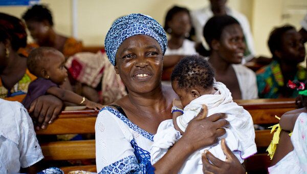 ВИЧ-инфицированные матери со своими детьми в очереди за бесплатными медикаментами