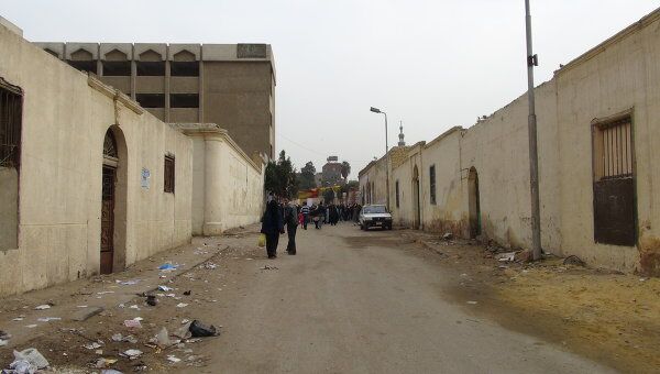 Египетские избиратели голосуют на на каирском кладбище
