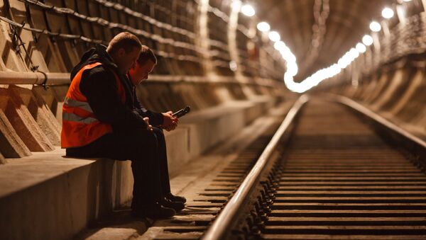 Рабочие в тоннеле метро
