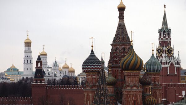 Вид на Покровский собор, Спасскую башню и соборы Московского Кремля. Архивное фото