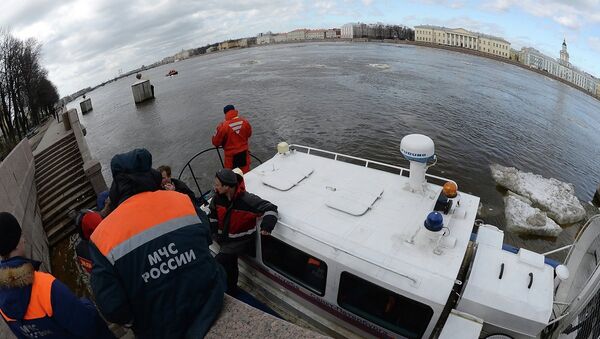 Сотрудники МЧС обследуют место на Неве, где затонул буксир