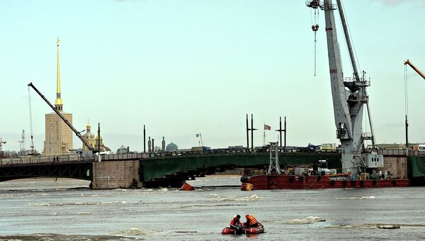 Сотрудники МЧС обследуют место на Неве у Дворцового моста, где затонул буксир