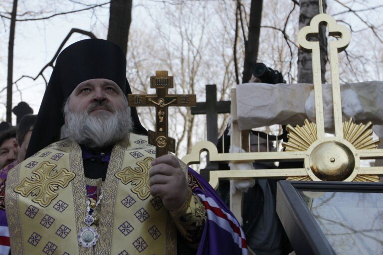 Установка креста на Никольскую церковь Александро-Невской лавры