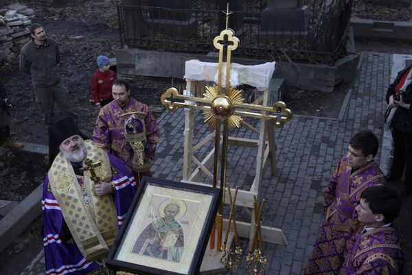 Установка креста на Никольскую церковь Александро-Невской лавры