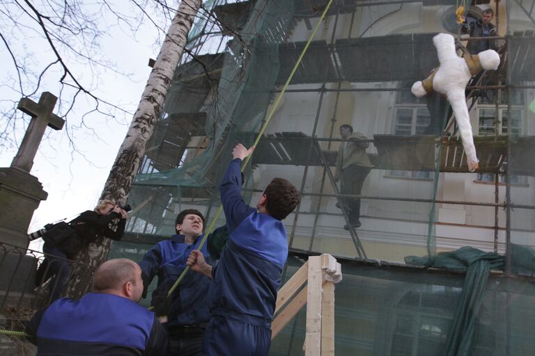 Установка креста на Никольскую церковь Александро-Невской лавры