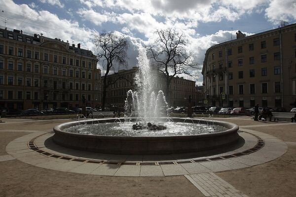 Открытие сезона фонтанов в Санкт-Петербурге. Фонтан на Манежной площади.