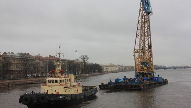 Подготовка к подъему буксира, затонувшего у Дворцового моста