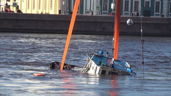 Затонувший в Неве буксир подняли при помощи плавучего крана