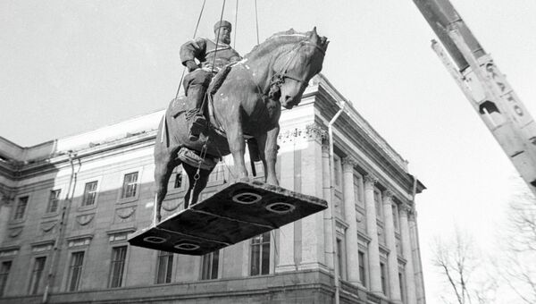 Установка памятника Александру III около Мраморного дворца