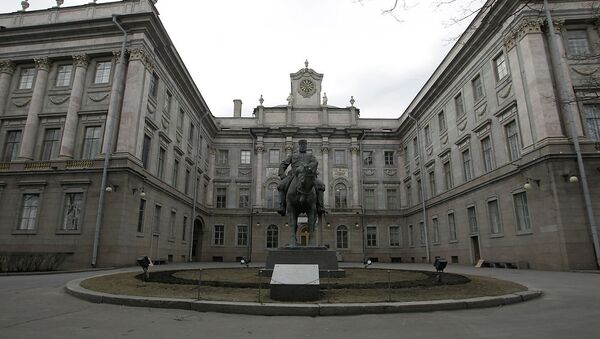 Памятник императору Александру III перед входом в Мраморный дворец