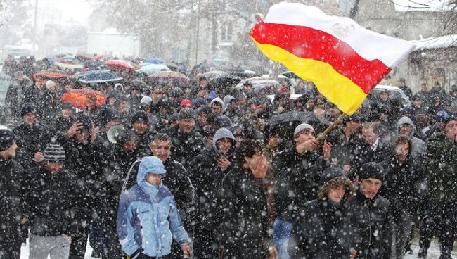 Митинги сторонников Аллы Джиоевой в Цхинвале. Архив