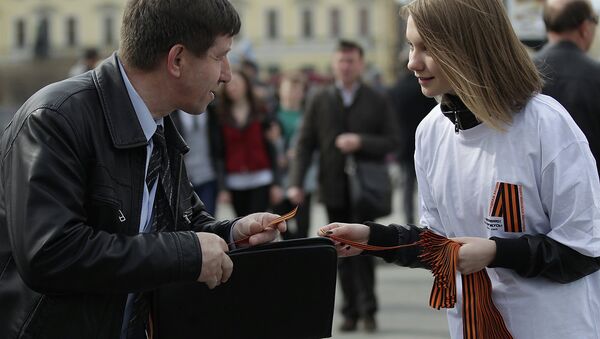 Волонтеры раздают георгиевскую ленточку на центральных улицах Петербурга