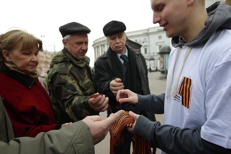 Волонтеры раздают георгиевскую ленточку на центральных улицах Петербурга