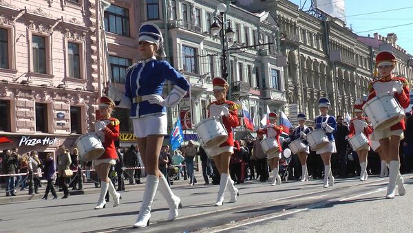 Барабанщицы возглавили первомайское шествие по Невскому проспекту