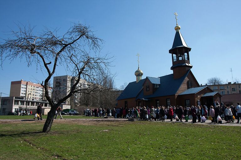 Освящение куличей и яиц в церкви святителя Петра Митрополита Московского в Петербурге