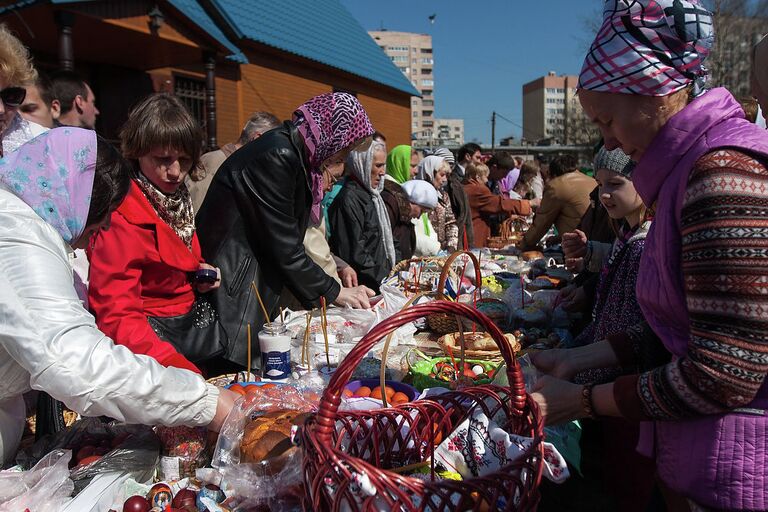 Освящение куличей и яиц в церкви святителя Петра Митрополита Московского в Петербурге