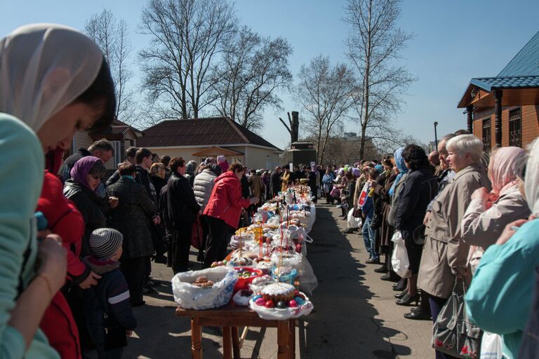 Освящение куличей и яиц в церкви святителя Петра Митрополита Московского в Петербурге