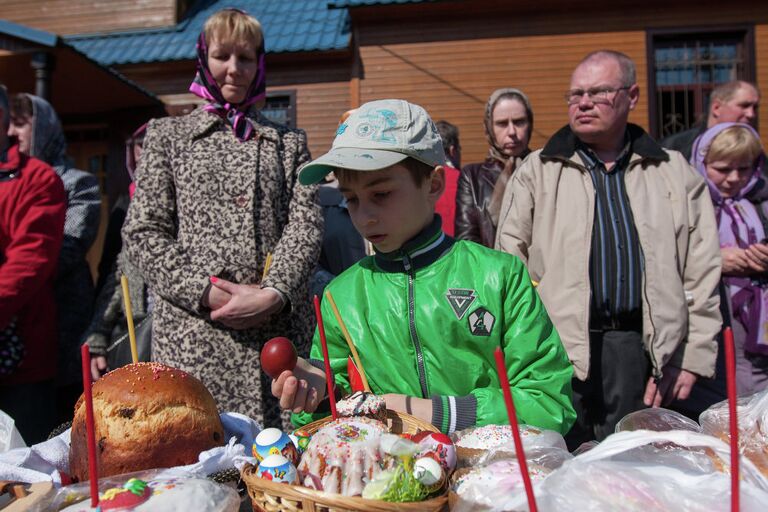 Освящение куличей и яиц в церкви святителя Петра Митрополита Московского в Петербурге