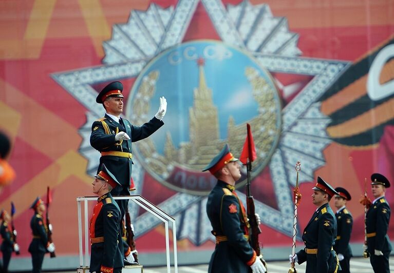 Дирижер военного оркестра во время Генеральной репетиции парада Победы в Санкт-Петербурге