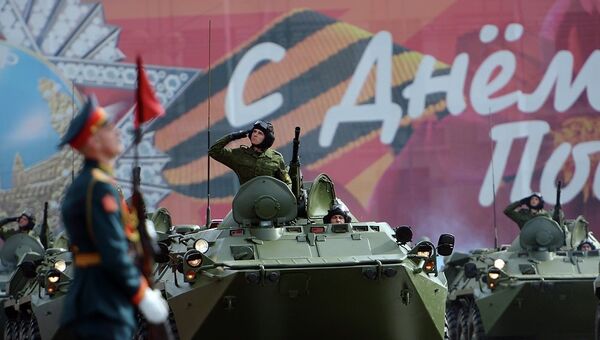 Прохождение военной техники во время Генеральной репетиции Парада победы в Санкт-Петербурге.