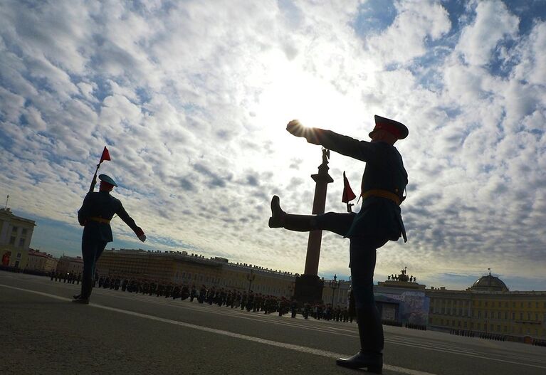 Почетный караул во время Генеральной репетиции парада Победы в Санкт-Петербурге