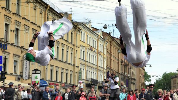 Гуляния и шествия на День города в Санкт-Петербурге. Архив