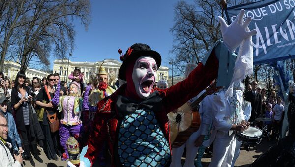 Парад артистов Цирка Дю Солей по центру Санкт-Петербурга перед началом представления
