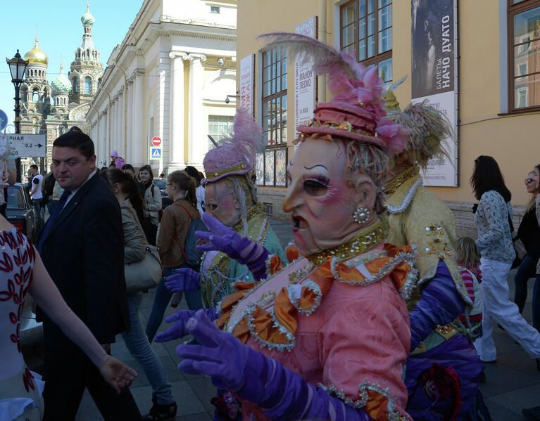 Парад артистов Cirque du Soleil по центру Санкт-Петербурга перед началом представления