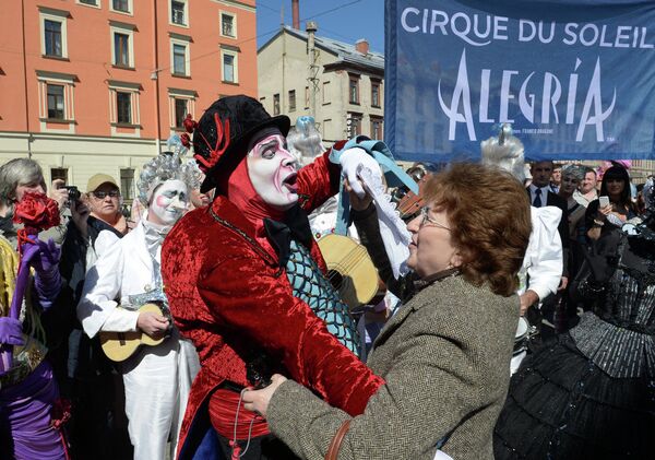Парад артистов Cirque du Soleil по центру Санкт-Петербурга перед началом представления