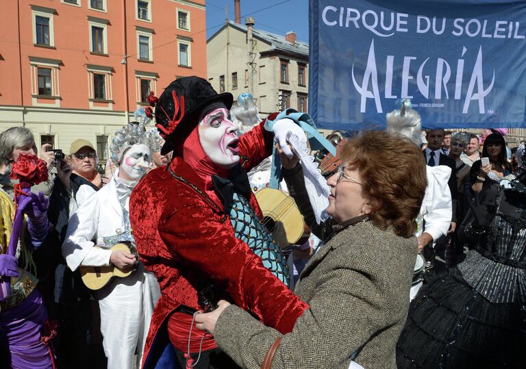 Парад артистов Cirque du Soleil по центру Санкт-Петербурга перед началом представления